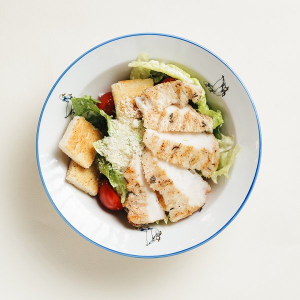 Салат цезарь с курицей