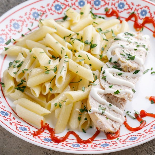 Куриное филе с макаронами