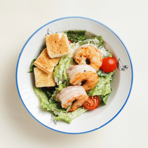 Салат цезарь с креветками
