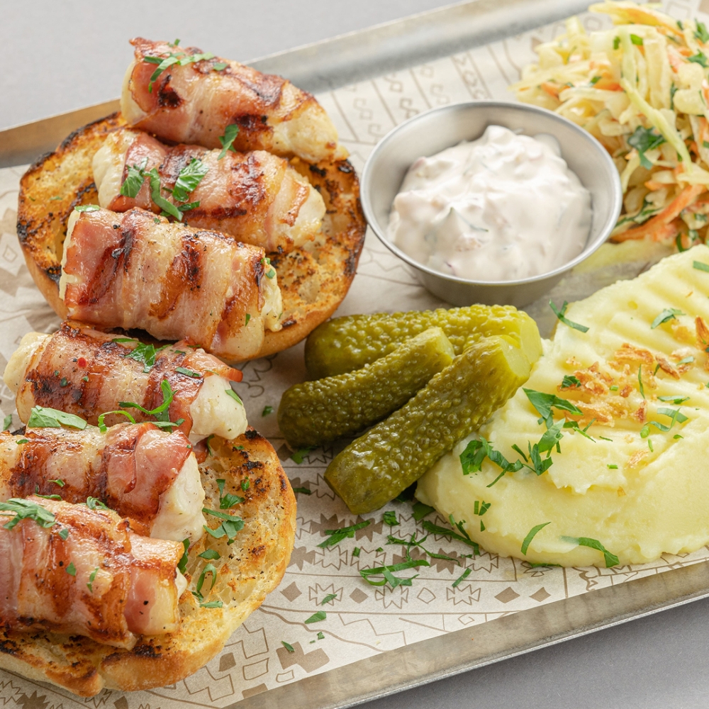 Куриный ражнич в беконе с картофелем по-деревенски