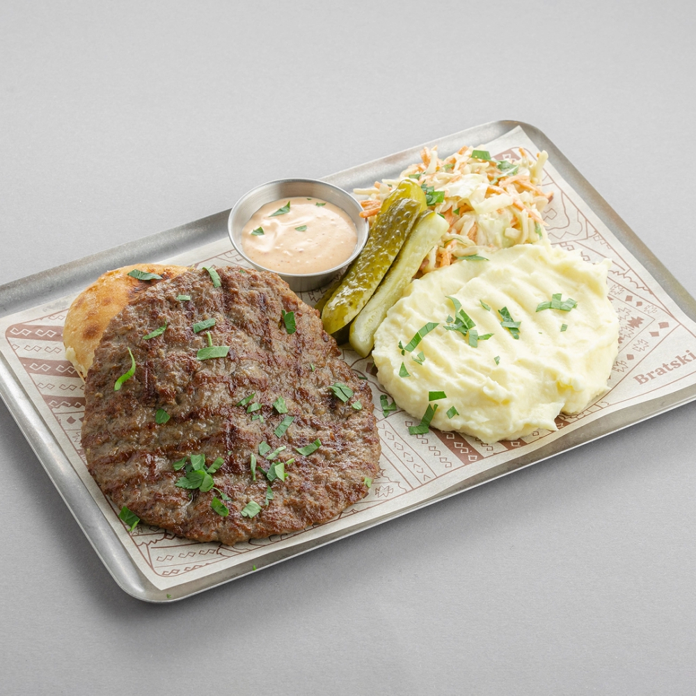 Классическая плескавица говядина-свинина с картофелем по-деревенски