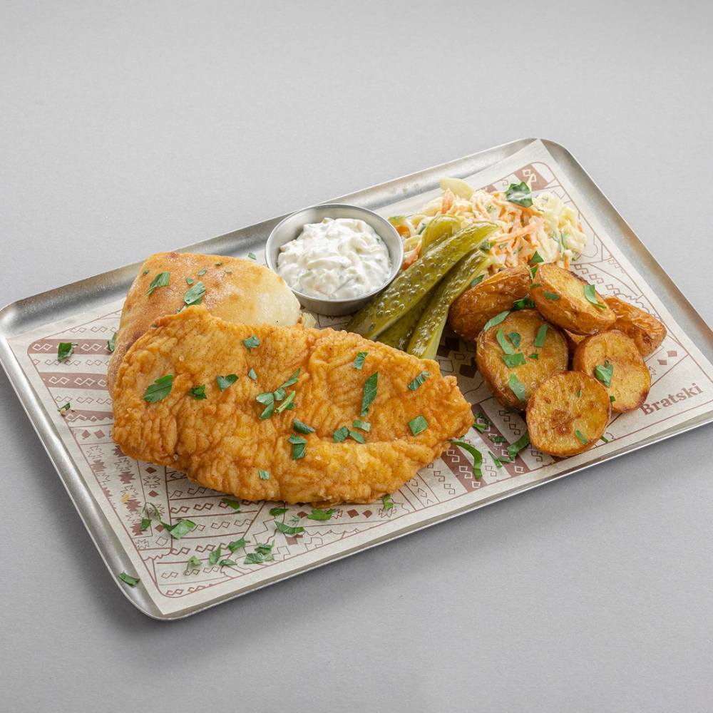 Пилеча шницла с картофелем по-деревенски