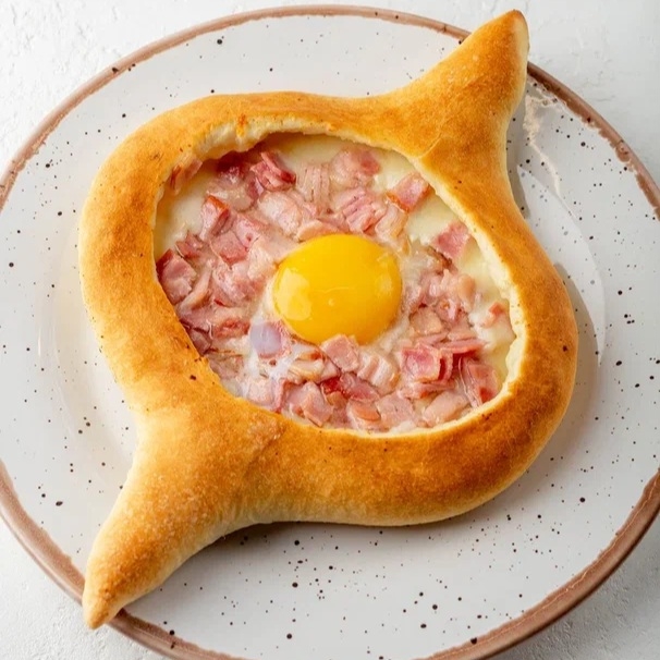 Хачапури аджарский с беконом