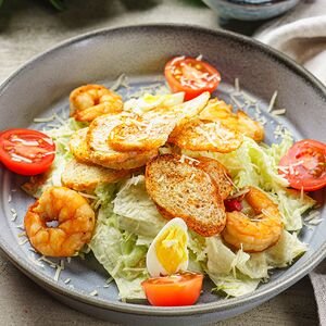 Салат Цезарь с креветками