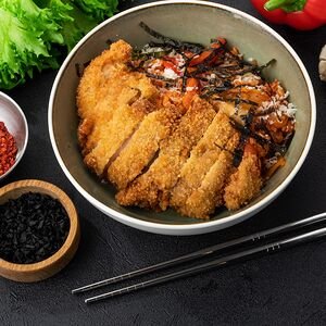 Жареный кимчи с рисом и хрустящим цыплёнком