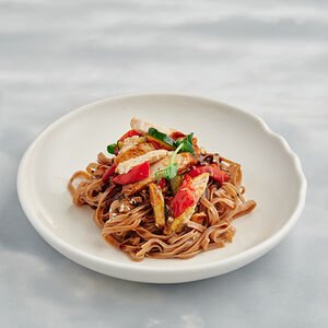 Курица терияки с гречневой лапшой соба и овощами (гмс)