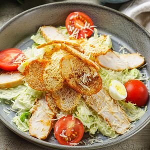 Салат Цезарь с курицей