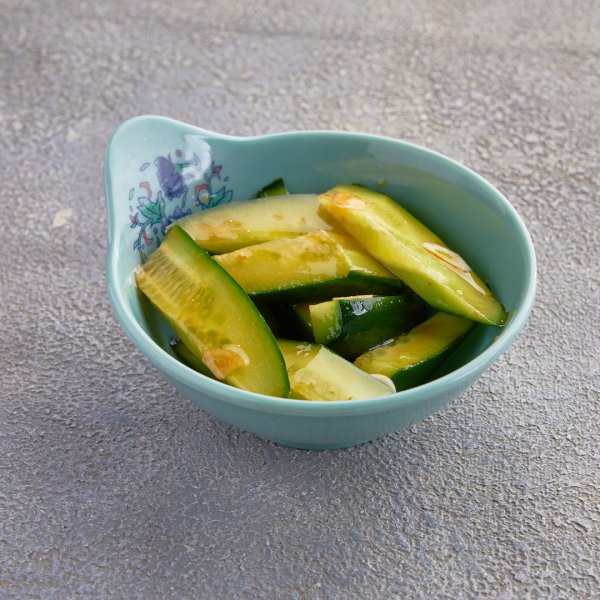 Салат Огурцы в чесночном соусе