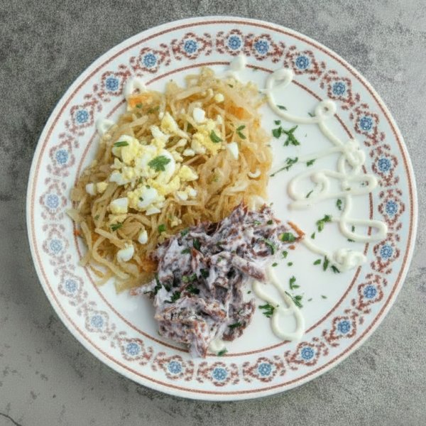 Бефстроганов с капустой и яйцом