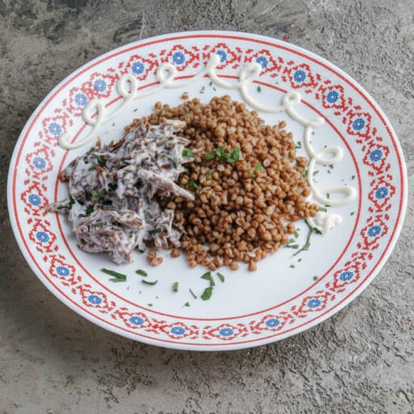 Грибы в сливках с гречей