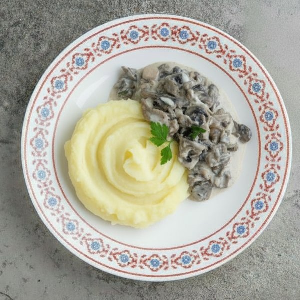 Курица с грибами в сливках с картофельным пюре