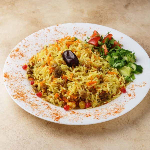 Плов восточный (говядина, нут, морковь с изюмом)