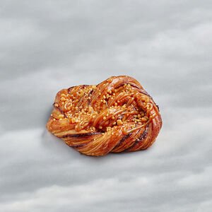 Вензель с корицей и солёной карамелью