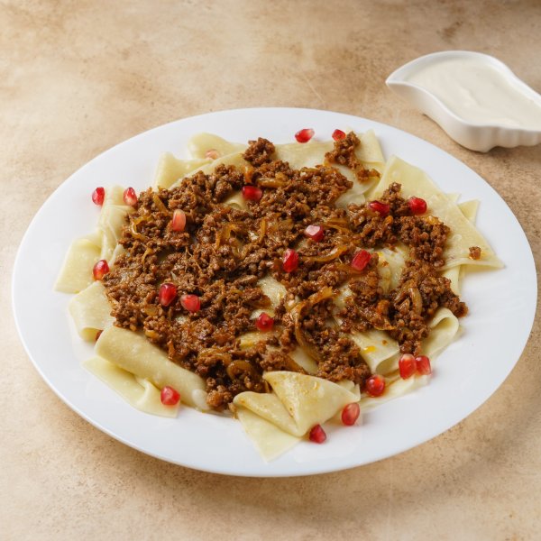 Ярпаг хингал с говяжьим фаршем, чесночным соусом